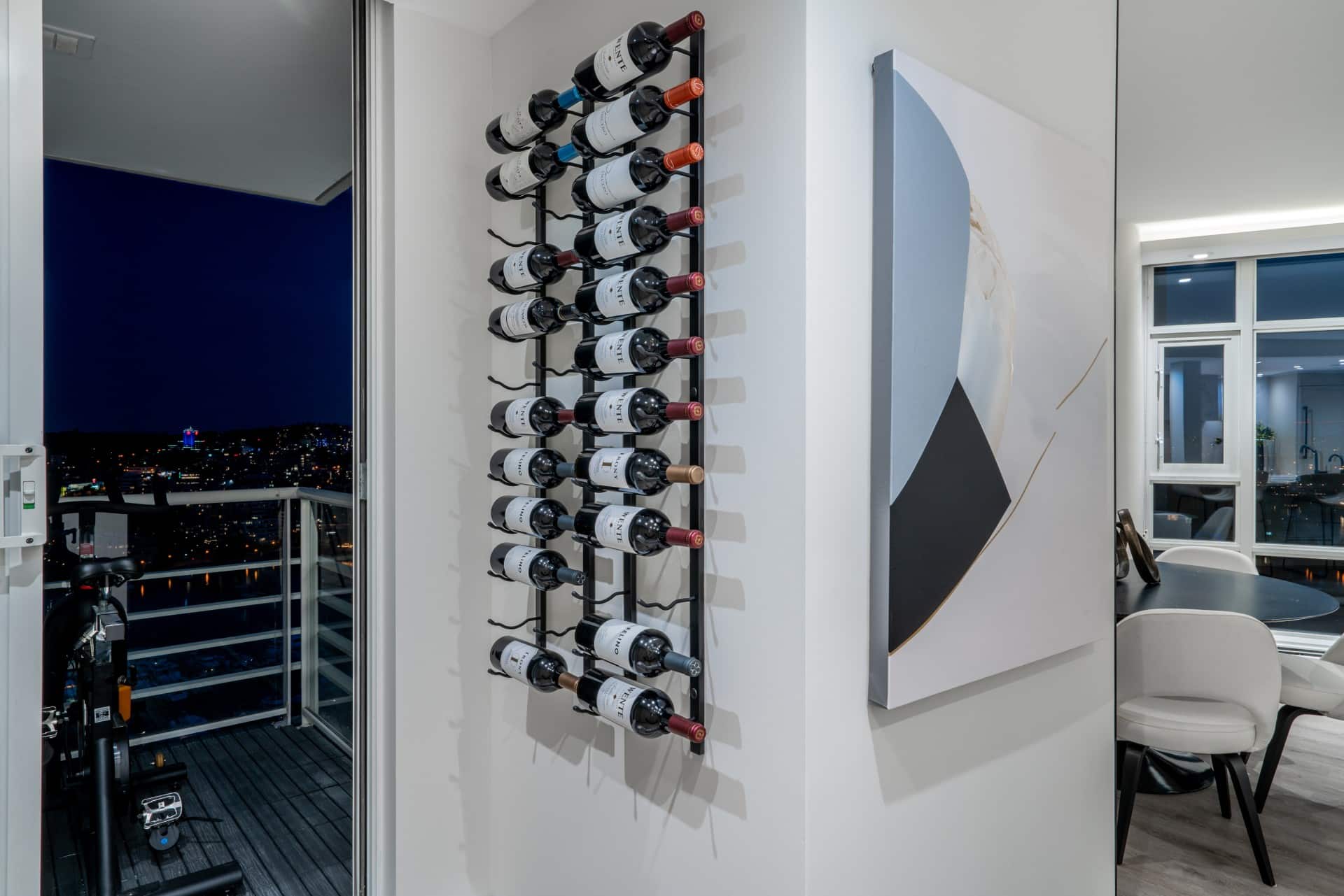 Casier à vin mural personnalisé pour cuisine à Montréal