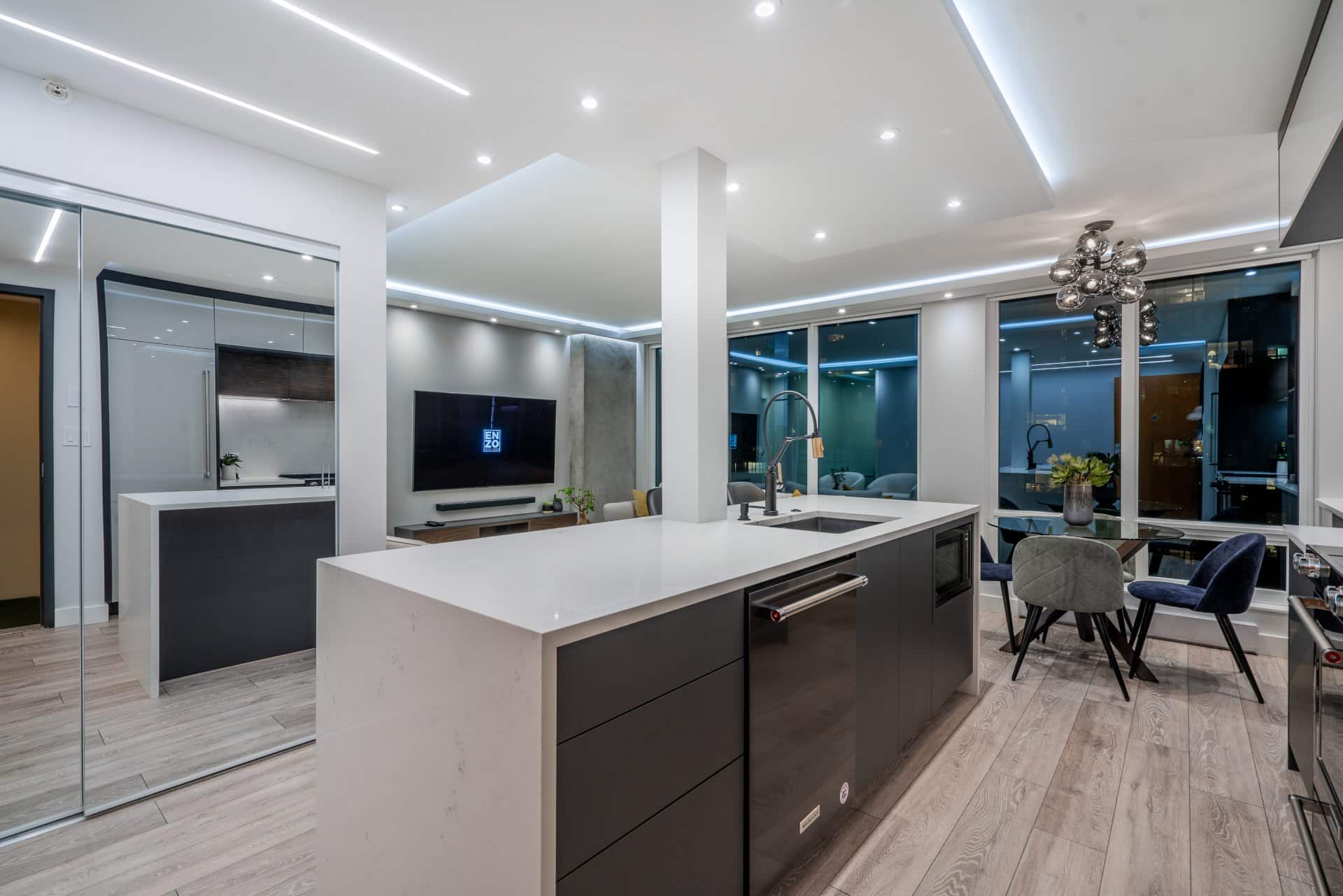 Rénovation de condo à Montréal, cuisine ouverte, éclairage personnalisé, armoire foncée
