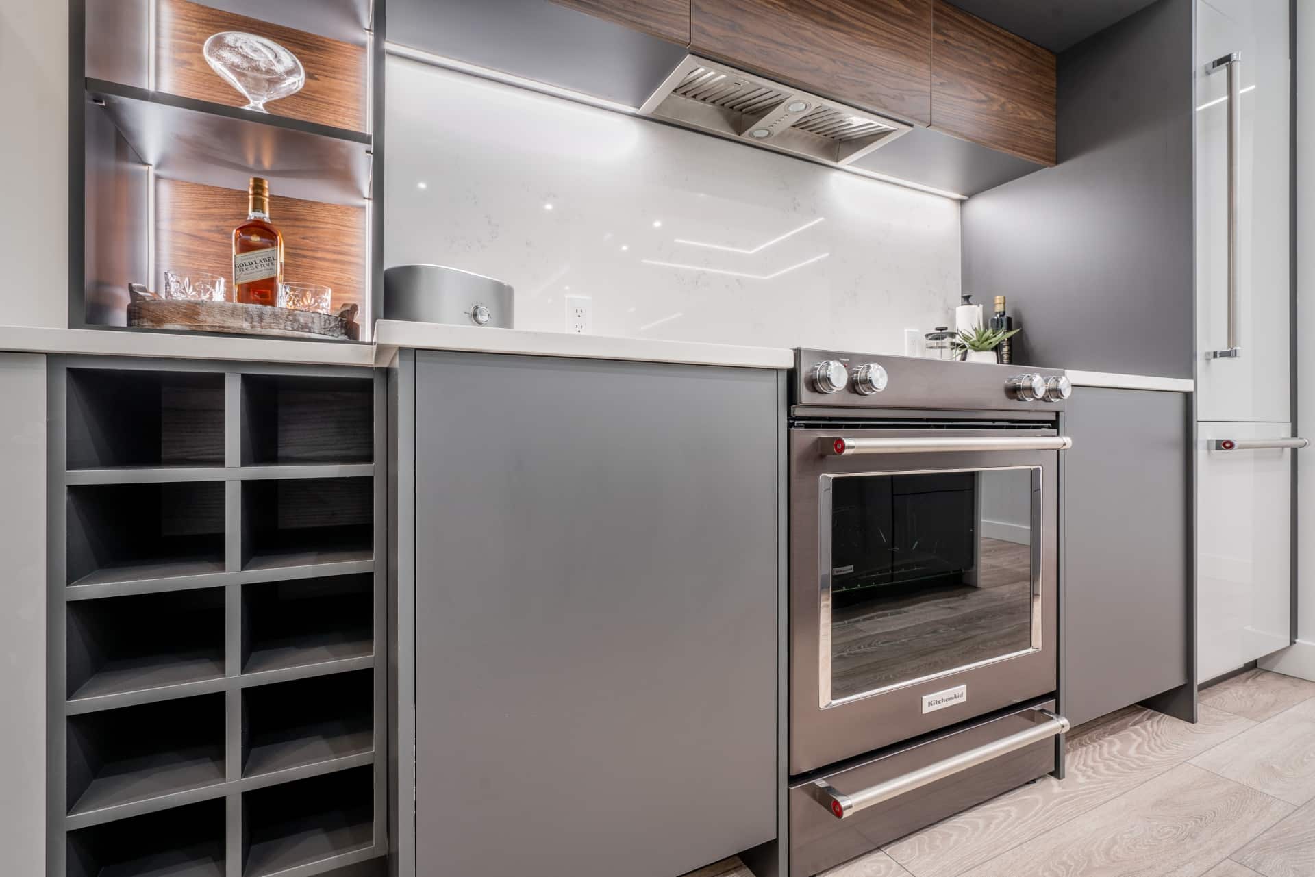 Rénovation à Montréal Vancouver cuisinière KitchenAid menuiserie sombre